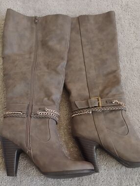JustFab Taupe Knee-High Heeled Boots with Braided Chain Detail. New. 8.5
